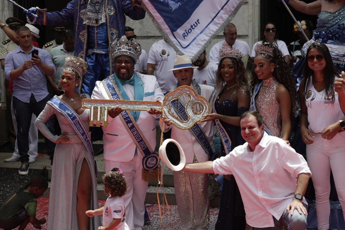 El Rey Momo junto a Paés, alcalde de Rio. Foto Efe.