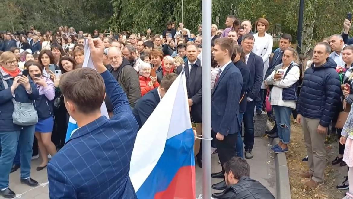 Izado de bandera en colegio ruso. Foto: Captura.