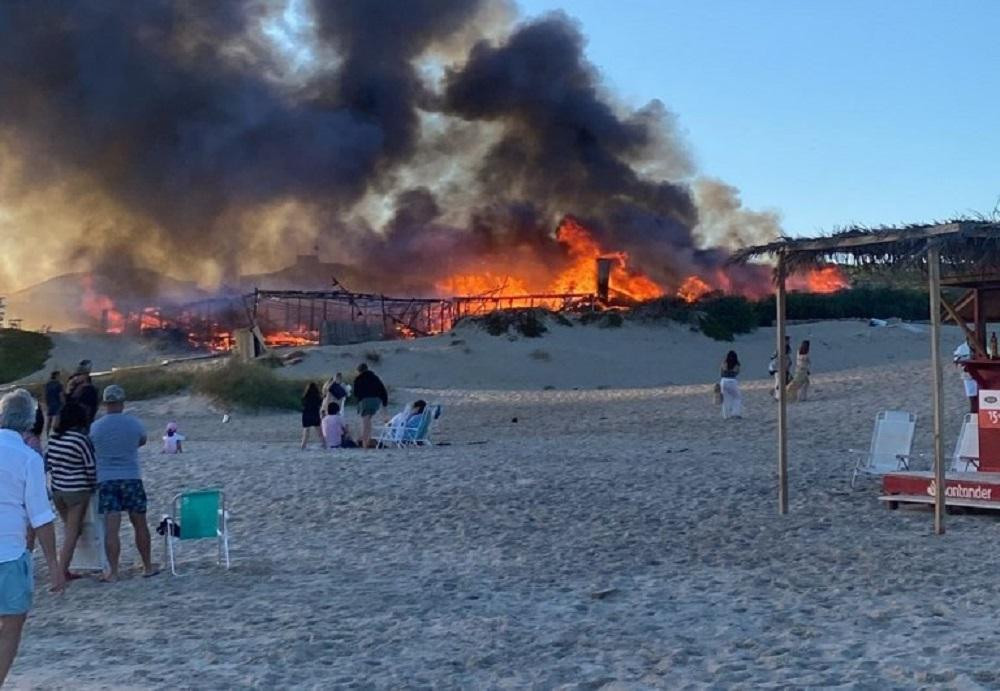 Devastador incendio en Punta del Este. Foto: NA