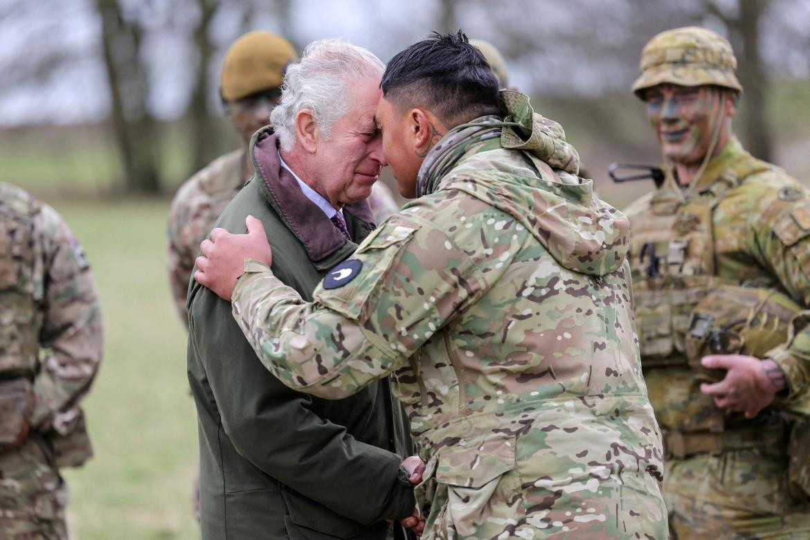 Rey Carlos III visita entrenamiento de militares ucranianos_