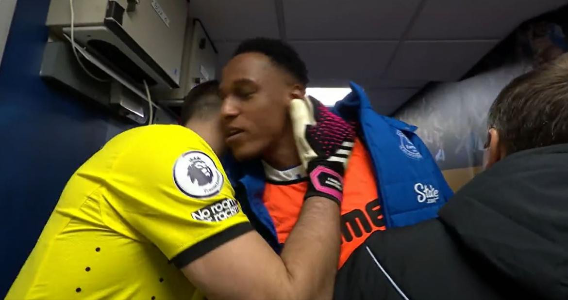 El saludo entre Dibu Martínez y Yerry Mina. Foto: captura de pantalla.