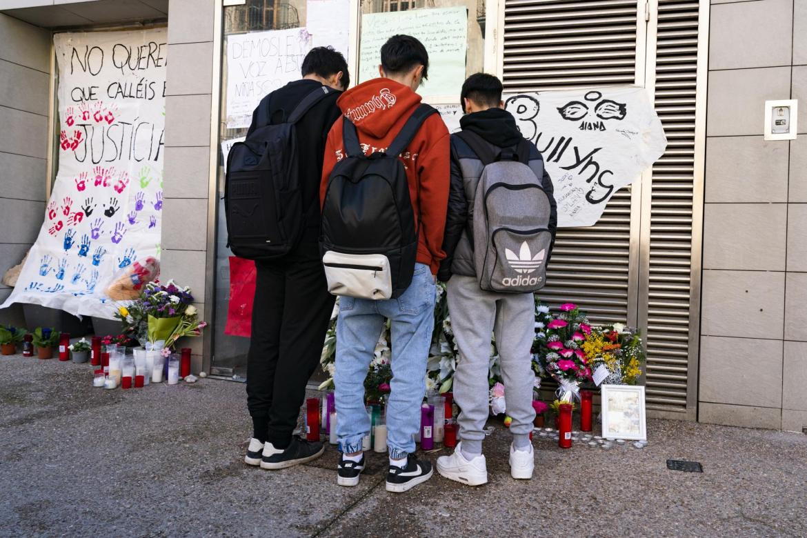 La puerta del edificio de las gemelas argentinas en España. Foto: EFE.