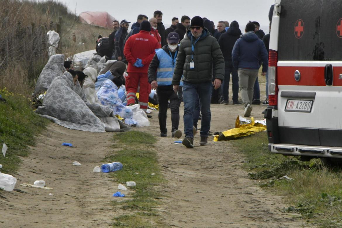 Al menos 40 migrantes mueren tras un naufragio en la costa de Italia. EFE