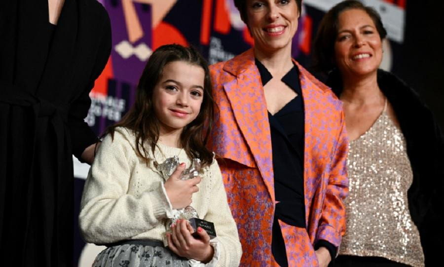 La niña española Sofía Otero y la directora Estibaliz Urresola Solaguren. Foto: REUTERS