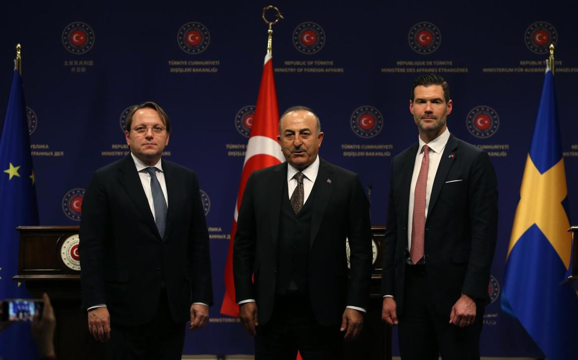 El comisario europeo, Oliver Varhelyi, el ministro de Exteriores de Turquía, Mevlut Cavusoglu, y el ministro de Cooperación Internacional para el Desarrollo de Suecia, Johan Forssell. Foto EFE.