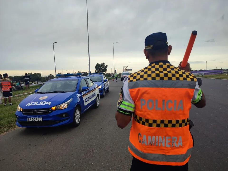 Policía cordobesa en el lugar del accidente. Foto: cba24n