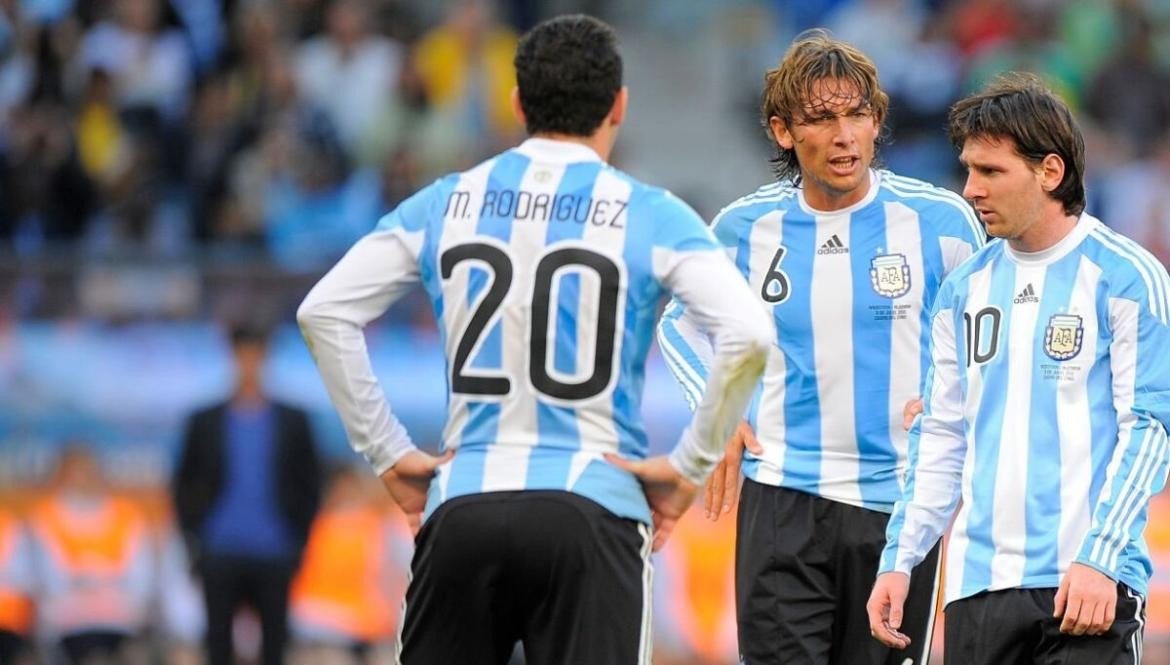 Gabriel Heinze y Lionel Messi. Foto: NA