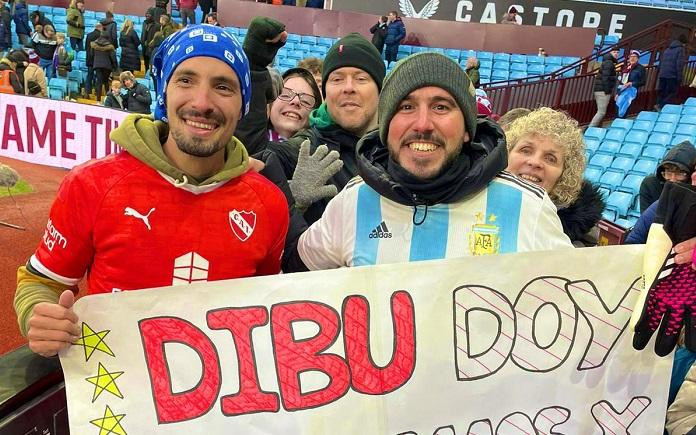 Los fanáticos argentinos que recibieron los guantes del 