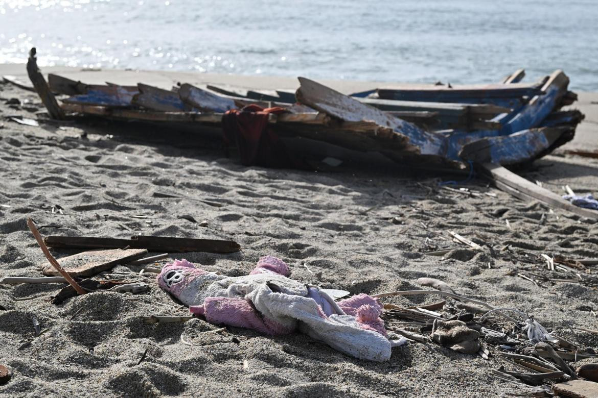 La barca en la costa italiana. Foto: EFE. 