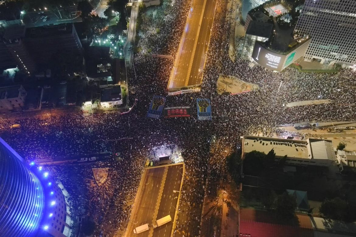 La masiva movilización corta la autopista de Tel Aviv. Foto Reuters.