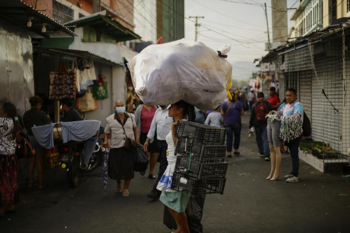 Mujer latinoamericana en barrio de emergencia. Foto EFE.