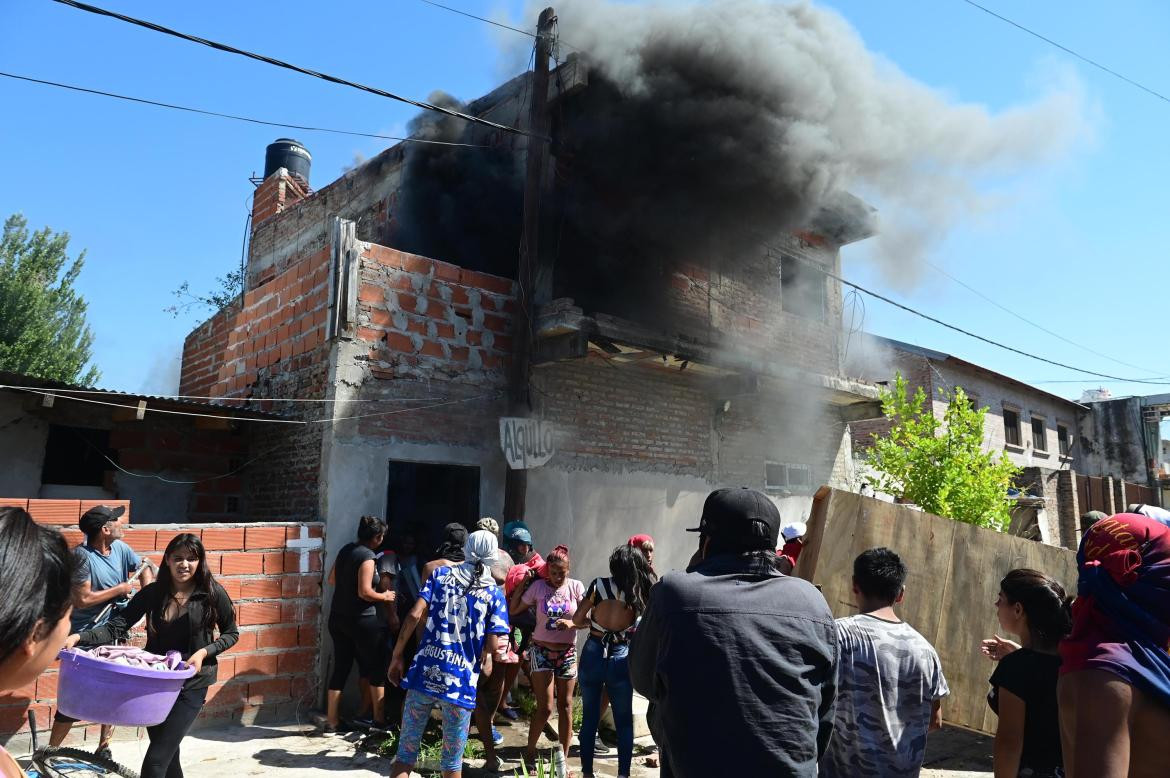 Incidentes en la casa del sospechoso por el crimen de un niño de 12 años en Rosario. Foto: Telam.