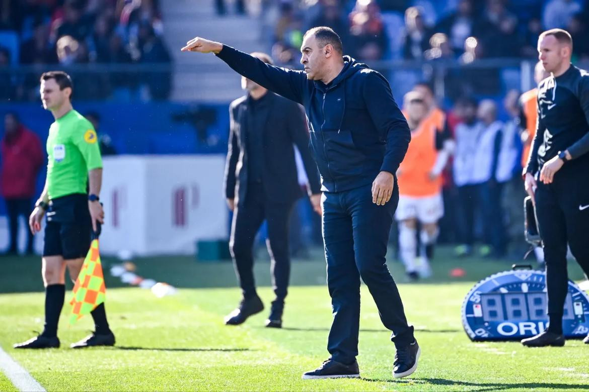 Abdel Bouhazama, entrenador del Angers. Foto: Twitter/Angers