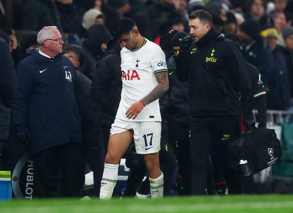 Expulsión de Cuti Romero en el Tottenham ante Milan por la Champions League. Foto: REUTERS.