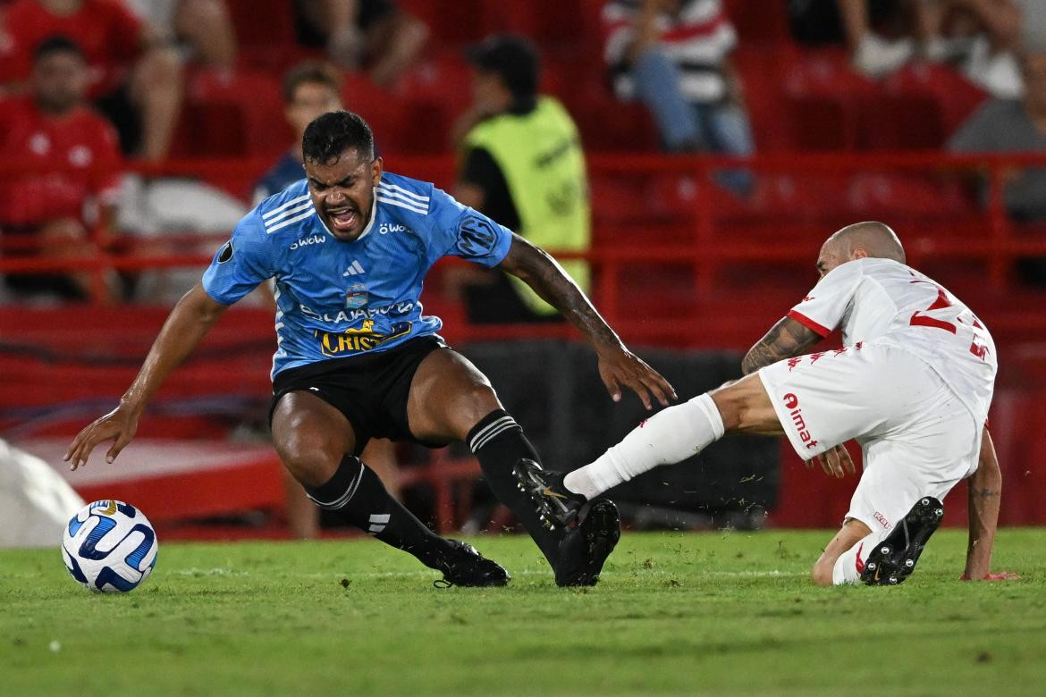 Huracán empató sin goles ante Sporting Cristal. Foto: NA.