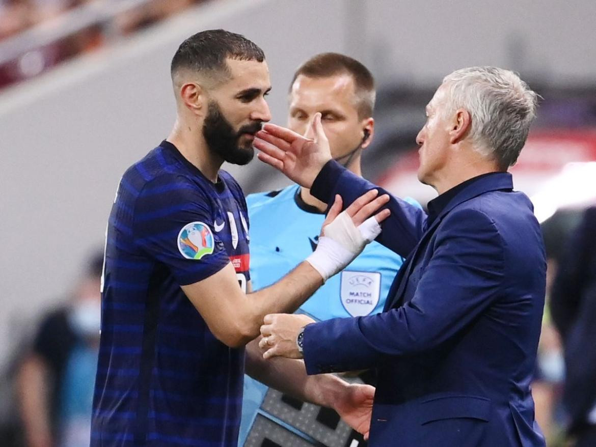 Karim Benzema y Didier Deschamps. Foto: REUTERS.