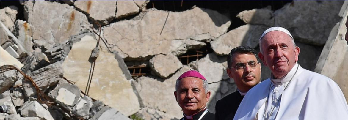 Papa Francisco rezando en las ruinas de Mosul. Foto Télam.