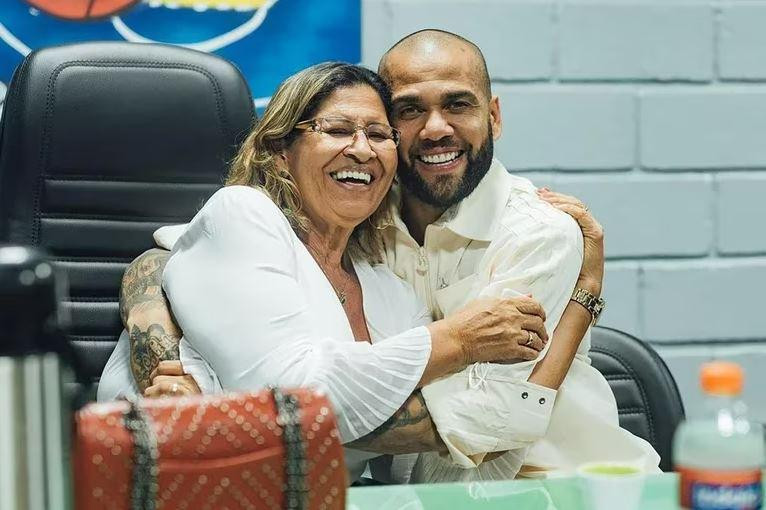 Dani Alves junto a su madre Lucía. Foto: Instagram @mluciaalves.