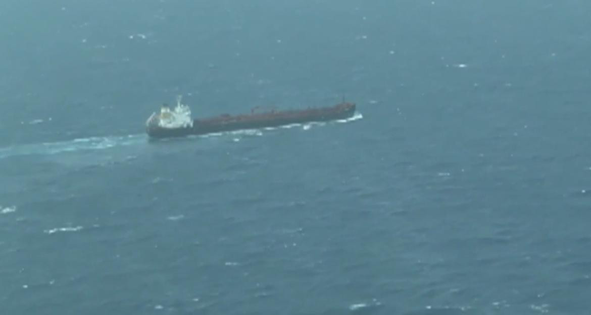 Las fuertes olas complicaron a la barcaza que llevaba 47 migrantes. Foto captura EFE.