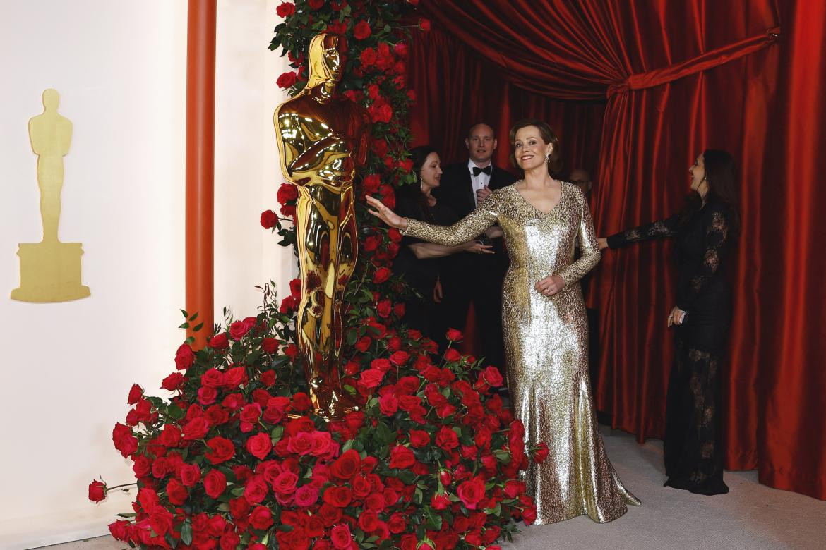 Sigourney Weaver; Alfombra roja de los Premios Oscar 2023. Foto: Reuters.