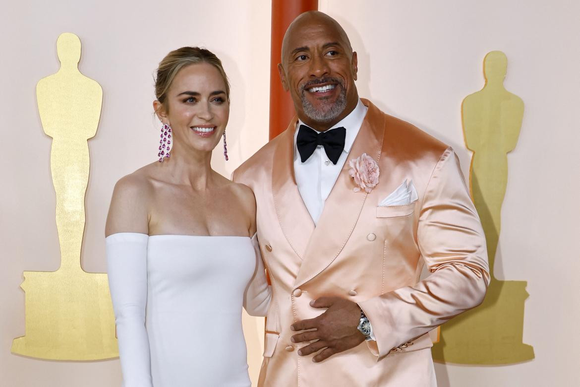 Emily Blunt y Dwayne Johnson; Alfombra roja de los Premios Oscar 2023. Foto: Reuters.