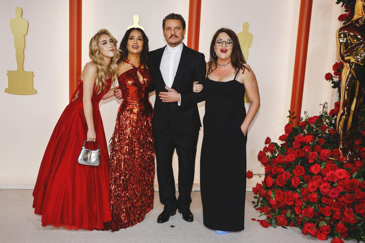 Salma Hayek y Pedro Pascal; Alfombra roja de los Premios Oscar 2023. Foto: Reuters.