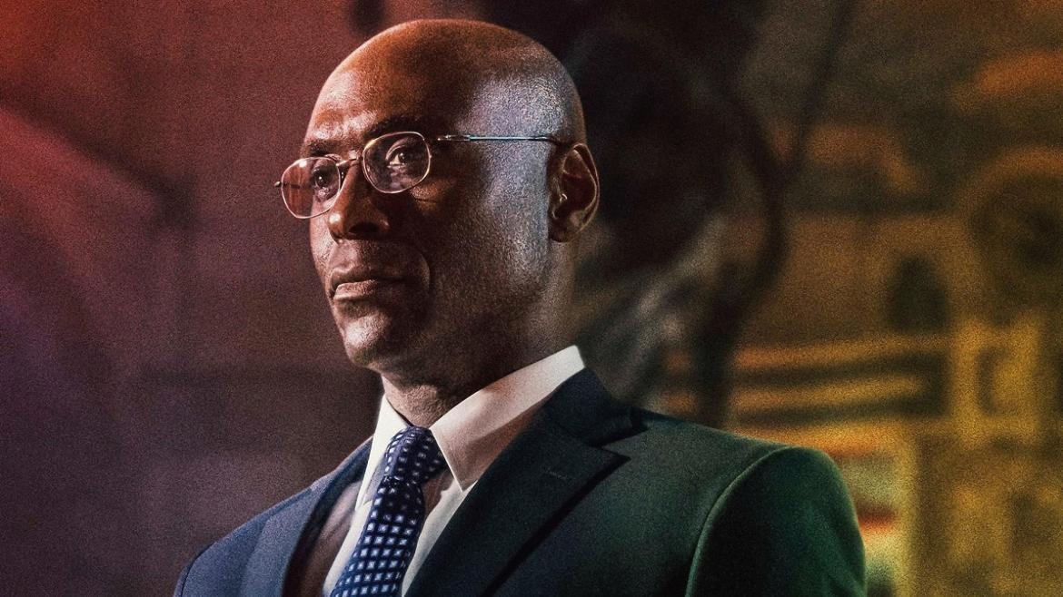 Lance Reddick como Charon. Foto Twitter @PhenomenaExp.