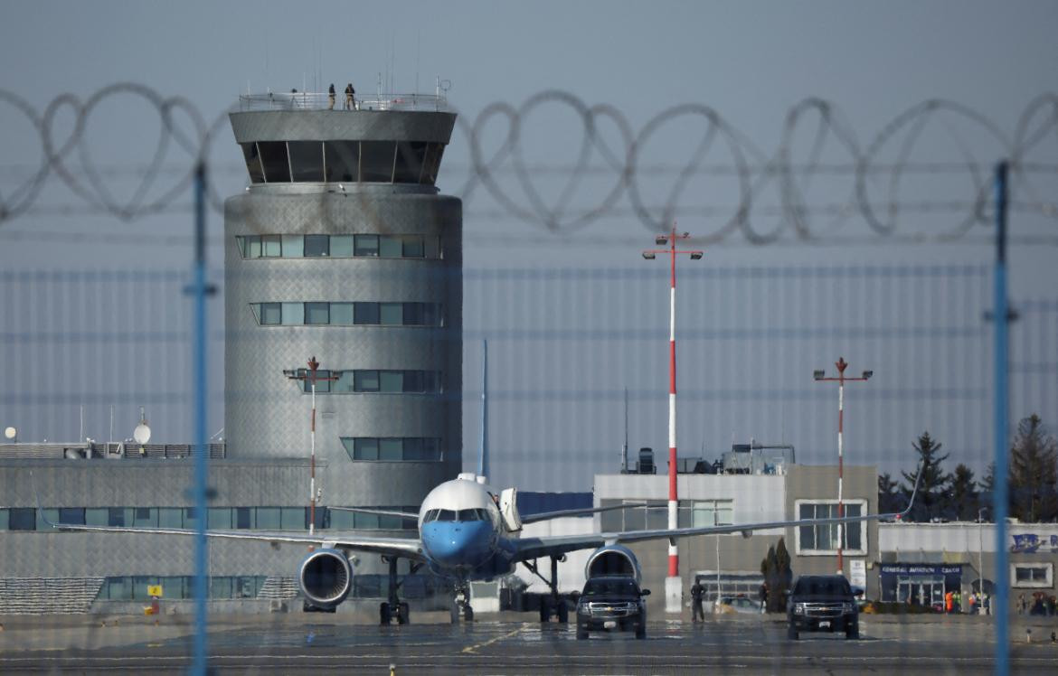 Un avión de apoyo estadounidense aterriza en el aeropuerto de Rzeszów-Jasionka antes de la llegada del presidente de Estados Unidos, Joe Biden, para visitar Polonia. Foto Reuters.