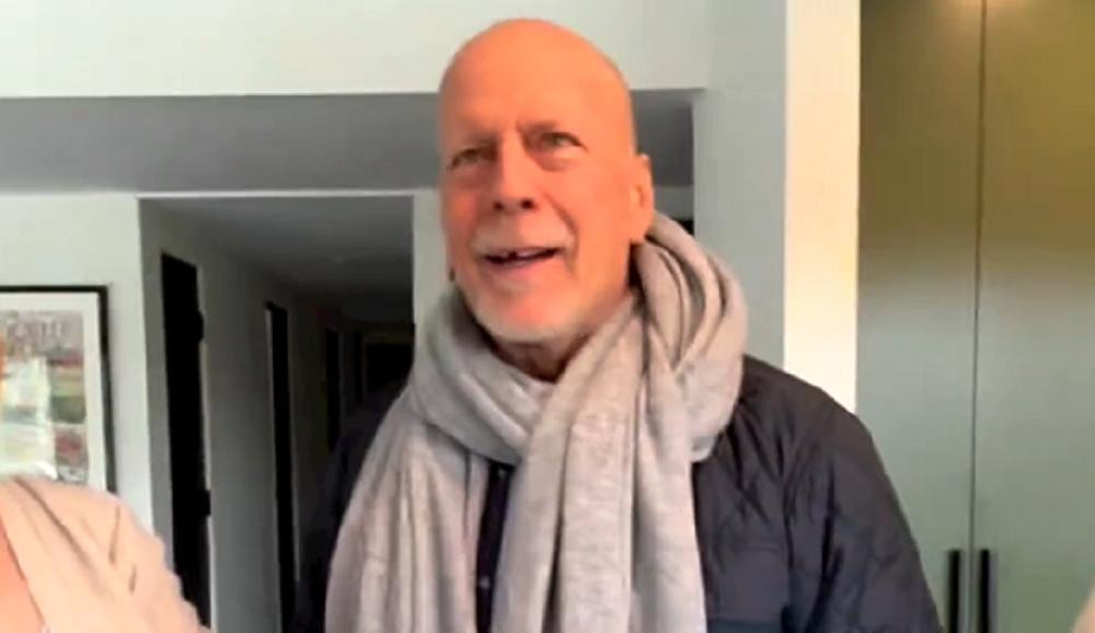 Así pasó su cumpleaños Bruce Willis. Foto: captura.