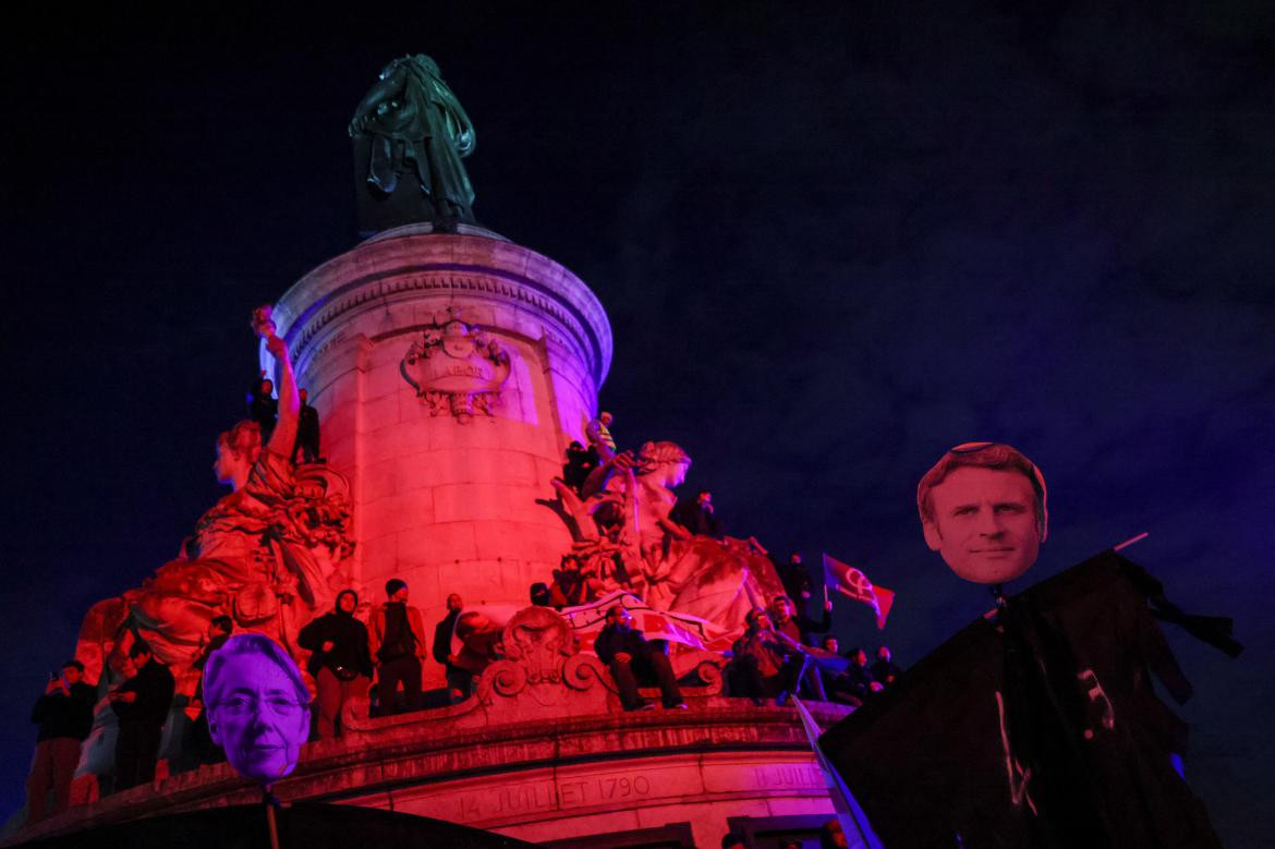 Títeres de Emmanuel Macron, presidente de Francia y Elisabeth Borne, primera ministra en las movilizaciones. Foto: Reuters. 