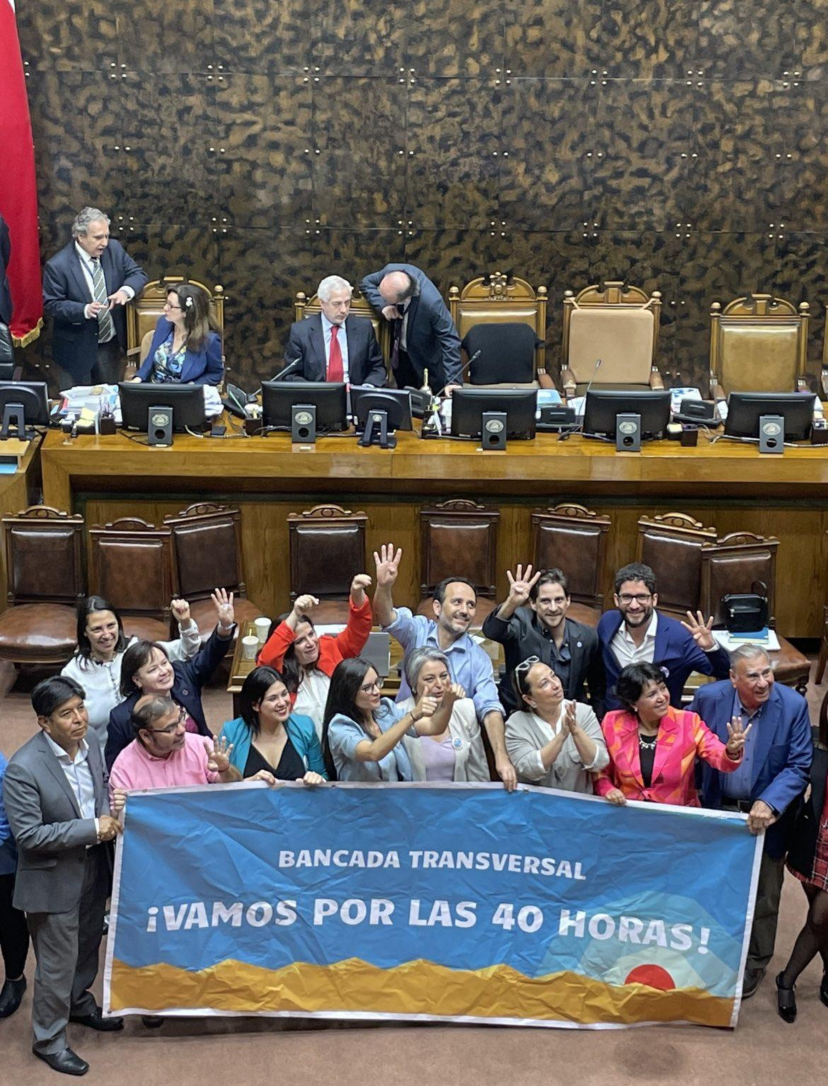 Chile aprueba la reducción de la jornada laboral. Foto Twitter @karolcariola.