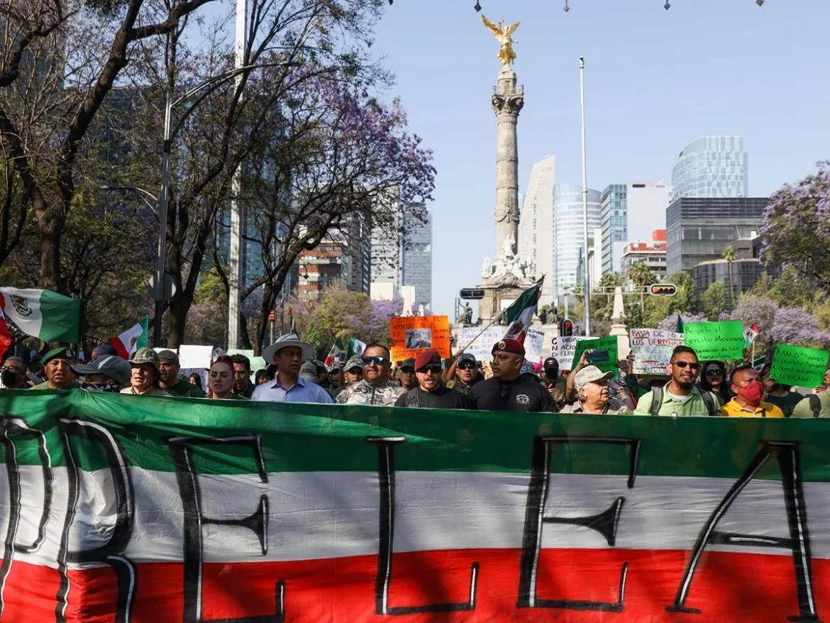 Familiares y exmilitares marchan en CDMX para exigir respeto a derechos humanos. Foto: REUTERS