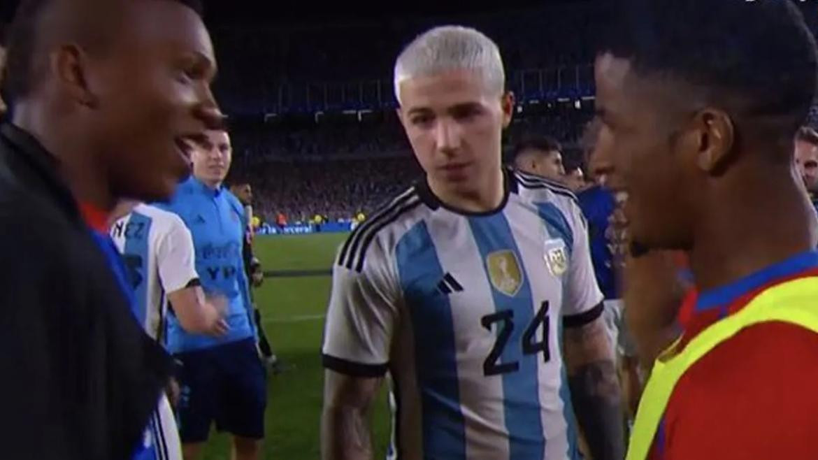 Jugadores de Panamá jugaron al piedra, papel o tijera por la camiseta de Enzo Fernández. Foto: Captura de video.