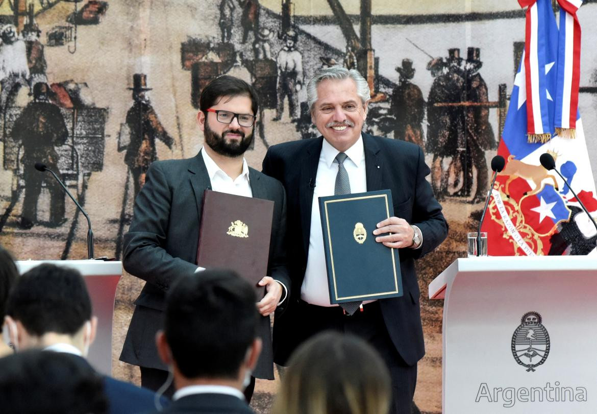 Alberto Fernández y Gabriel Boric. Foto: REUTERS