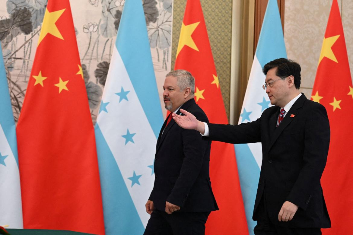 Ministro de Relaciones Exteriores de China, Qin Gang, y su par hondureño, Eduardo Enrique Reina. Foto Reuters.