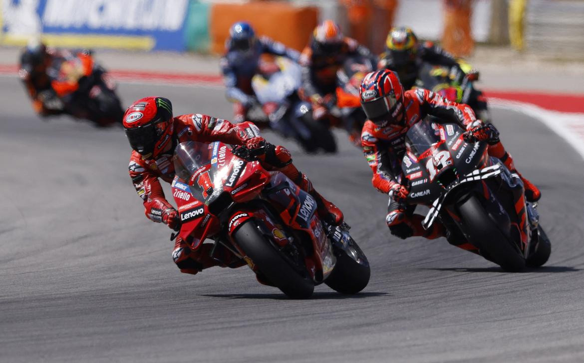 Francesco Bagnaia seguido por Maverick Viñales; Gran Premio de Portugal. Foto: Reuters.