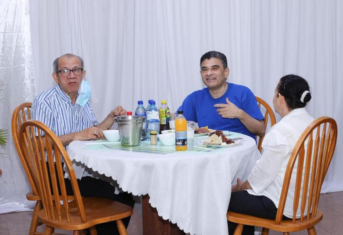 Rolando Álvarez cenando con sus hermanos en el penal. Foto: EFE. 