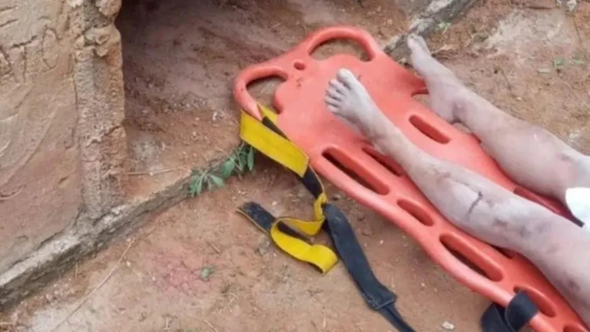 La policia de Brasil rescatando a la mujer. Foto: Crónica