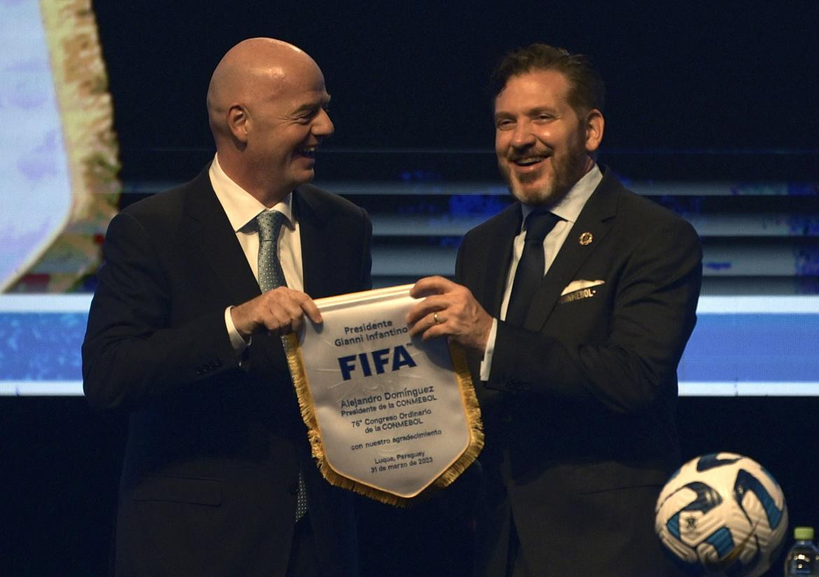 Gianni Infantino junto a Alejandro Domínguez. Foto: Twitter @CONMEBOL.