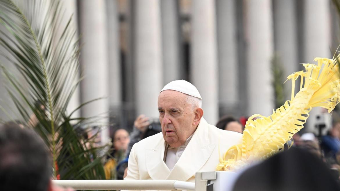 Tras ser dado de alta, el papa Francisco pidió por pobres y marginados en el Domingo de Ramos. EFE