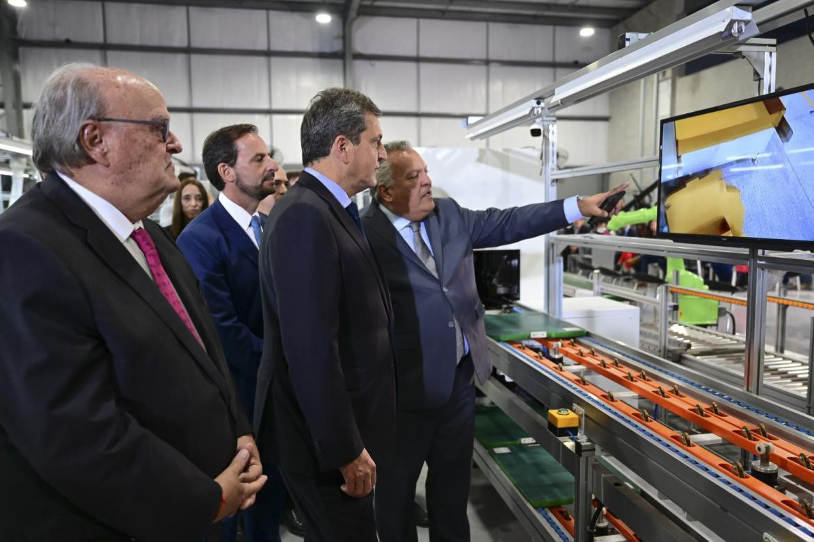 Massa inauguró fábrica con inteligencia artificial que producirá chips y computadoras para exportar. Télam