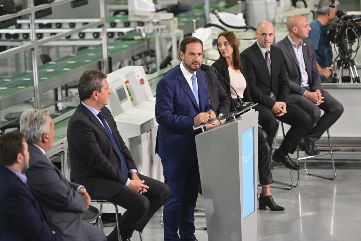 Massa inauguró fábrica con inteligencia artificial que producirá chips y computadoras para exportar. Télam	