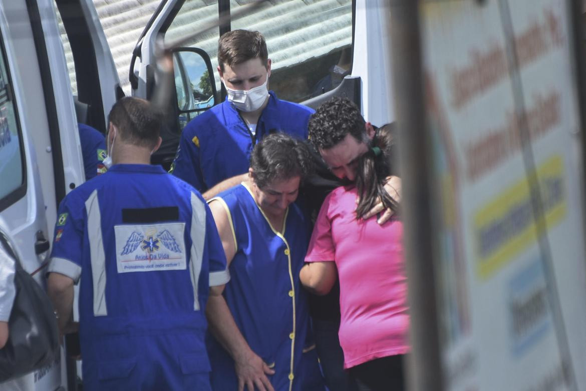 Padres llorando tras el asesinato de cuatro niños en jardín de infantes de Brasil. Foto: EFE.