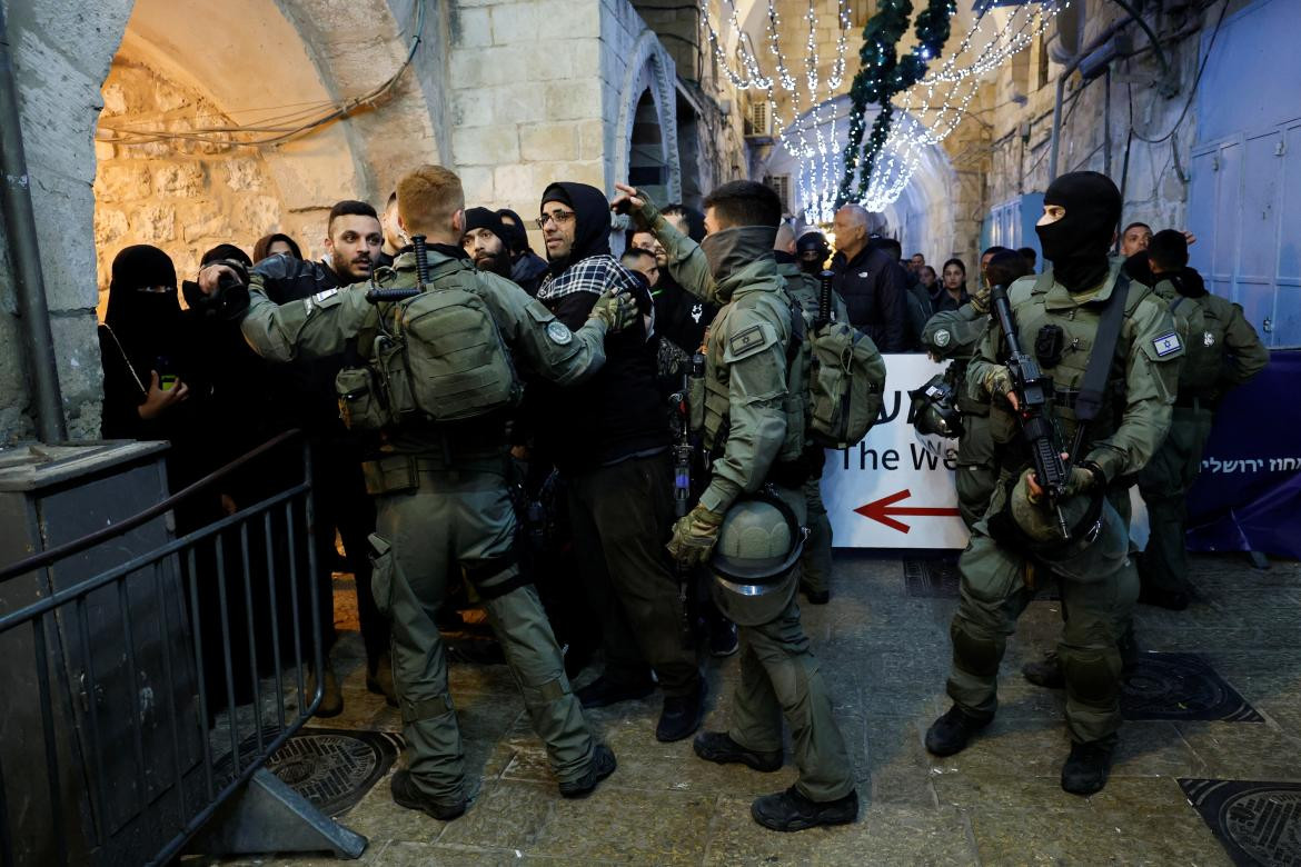 Enfrentamiento entre la Policía de Israel y musulmanes. Foto: REUTERS.