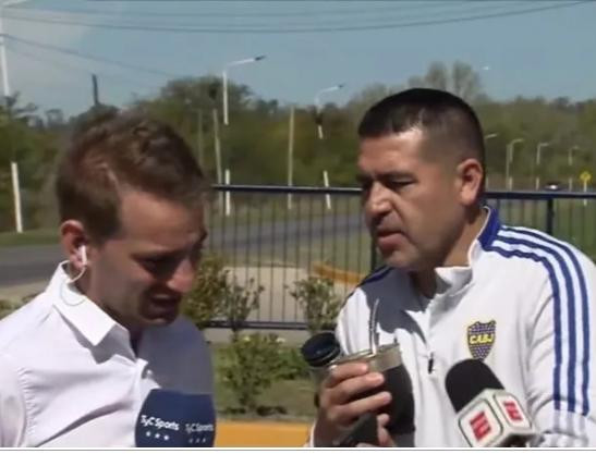 Juan Román Riquelme con un notero de Tyc Sports. Foto: Captura de TV.