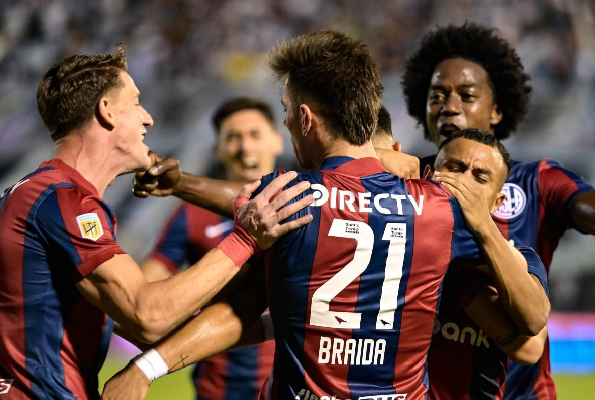 San Lorenzo le ganó a Atlético Tucumán y quedó como único escolta. NA