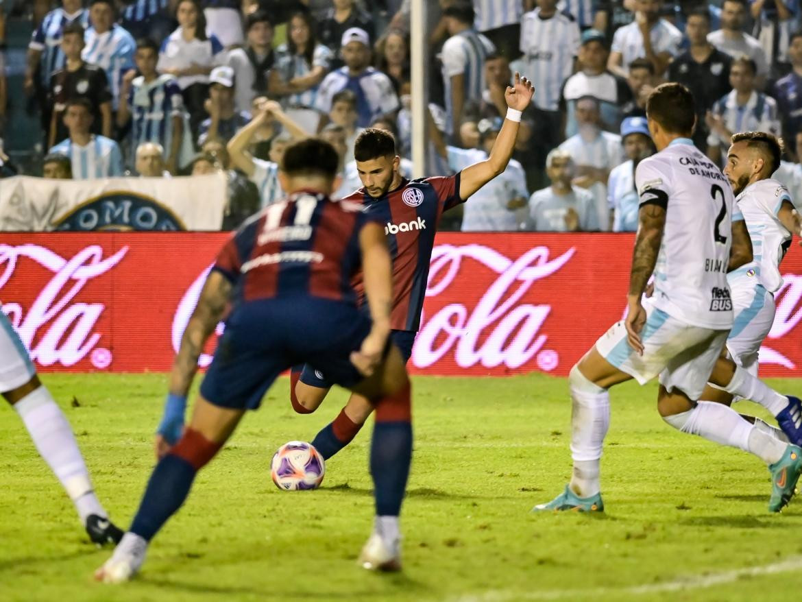 San Lorenzo le ganó a Atlético Tucumán y quedó como único escolta. NA	