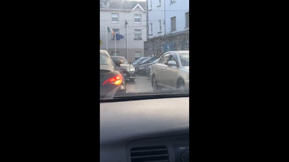 Conductores juegan al piedra papel o tijeras para estacionar. Foto Captura TikTok.