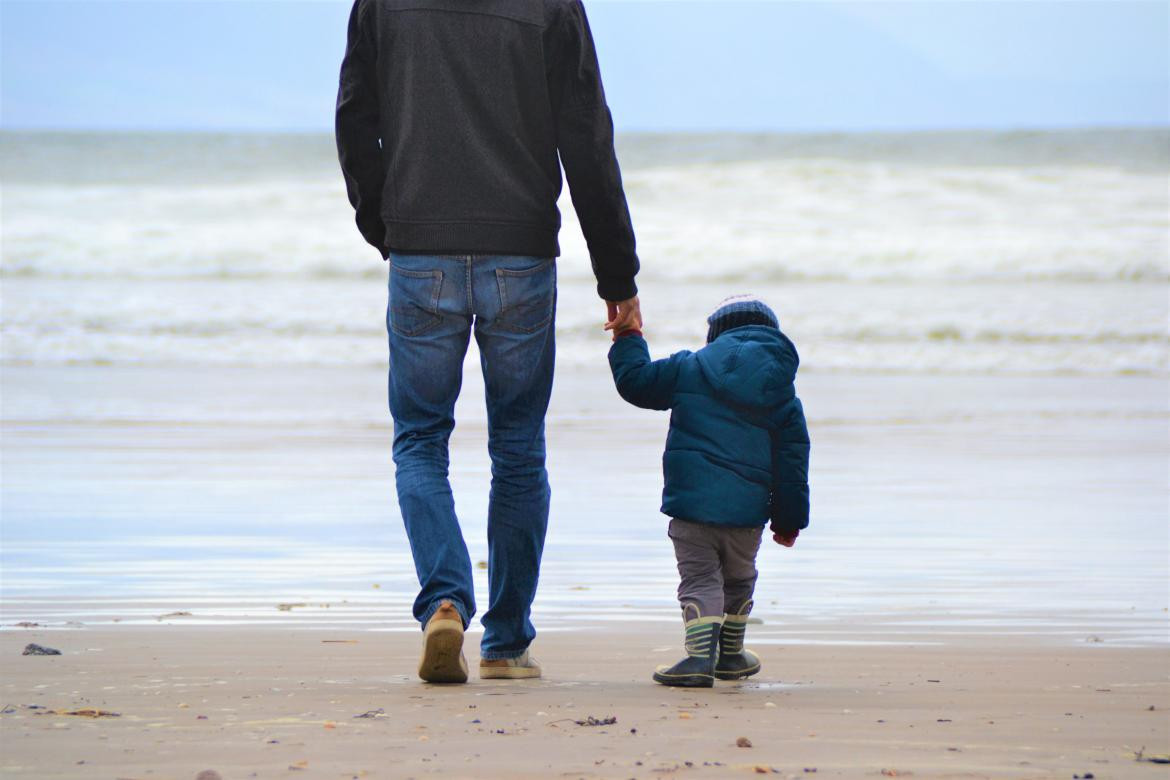 Padre e hijo. Foto: Unsplash (Szilvia Basso).