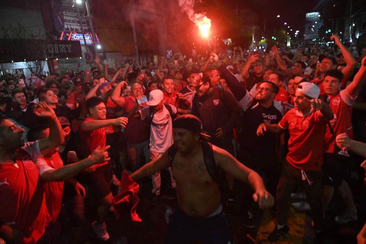 Hinchas frente a la sede de Independiente en Avellaneda. Foto: Télam.